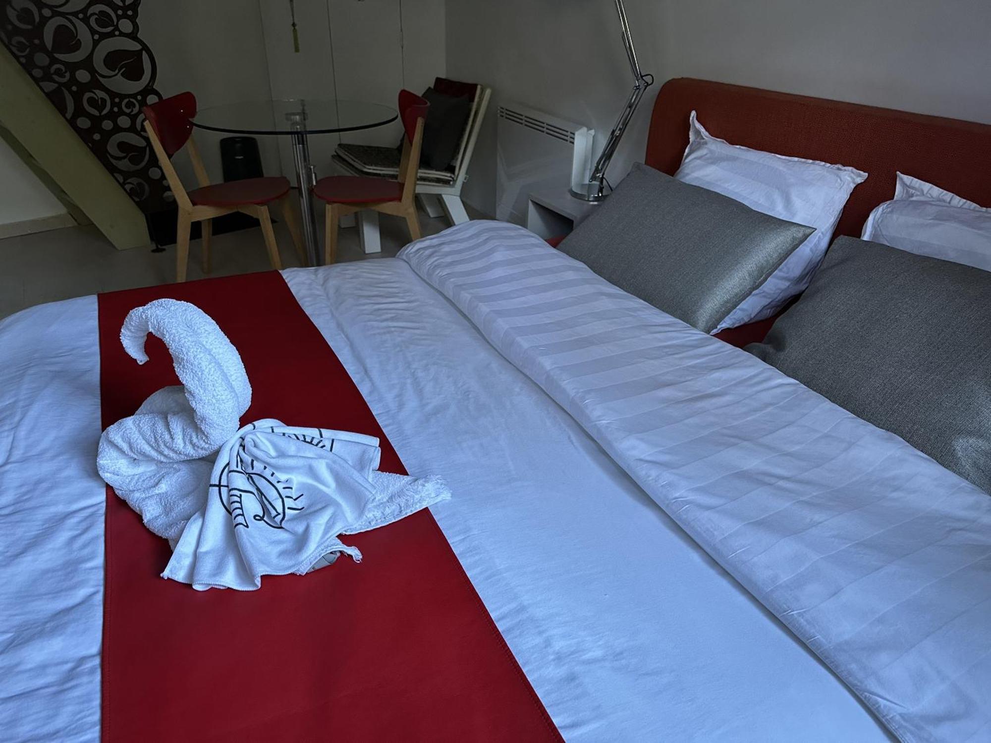 48 Urban Suites Dun-le-Palestel Værelse billede